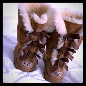 Girls size 2 bailey bow Uggs